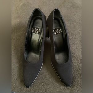 Black pump in fabric upper and leather sole